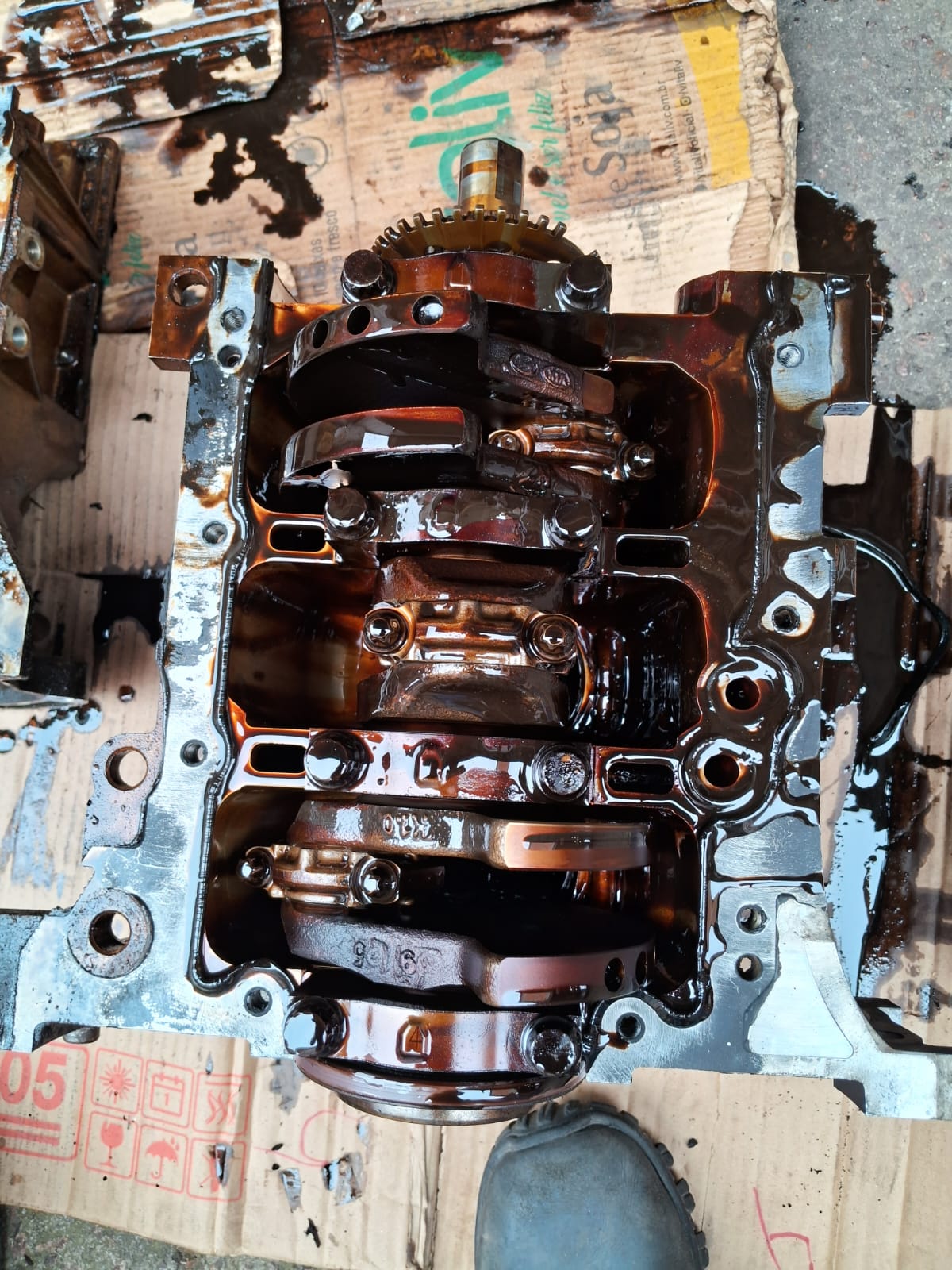 Bloco de motor com mancais expostos