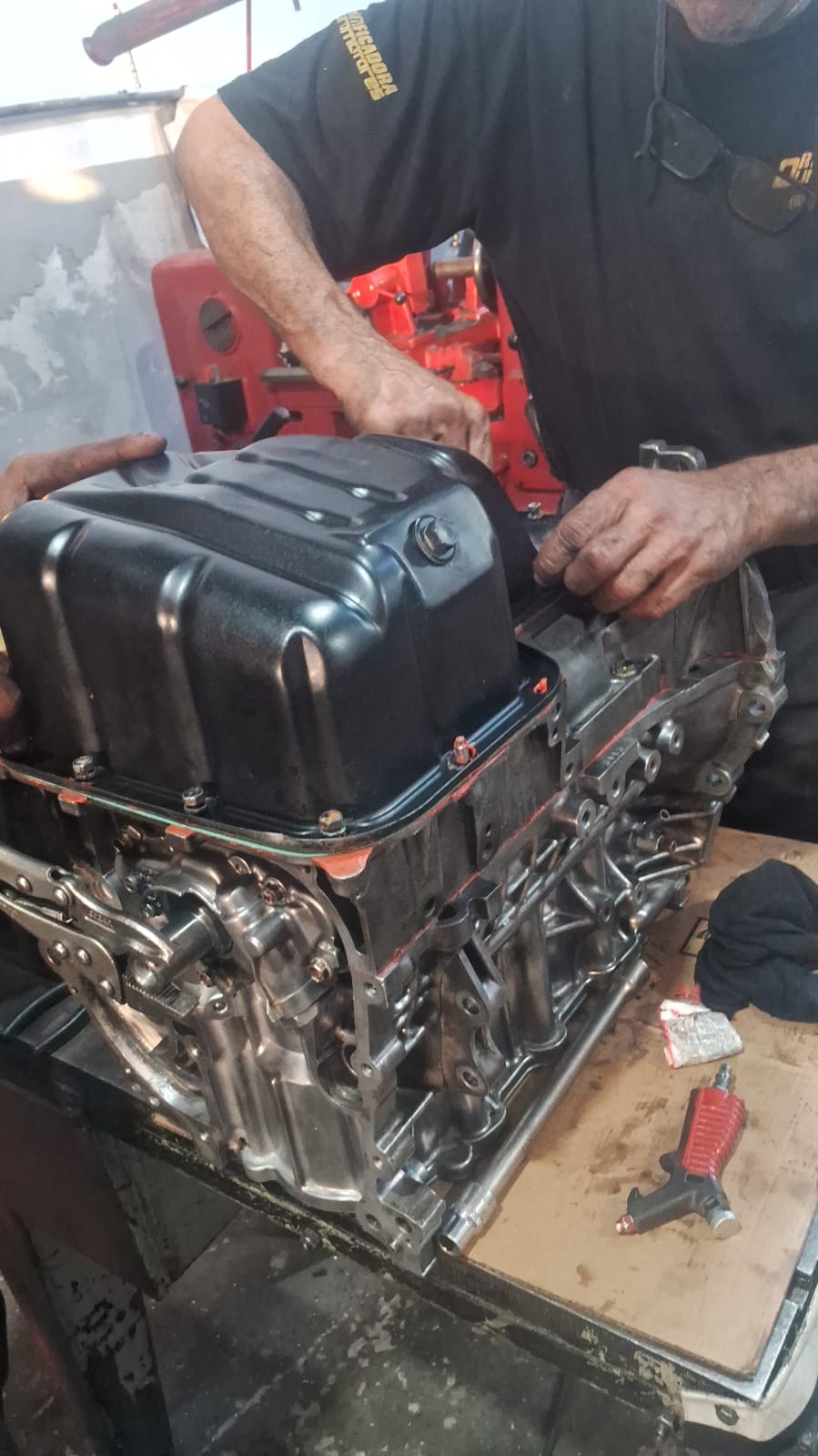 Montagem do cárter em motor retificado