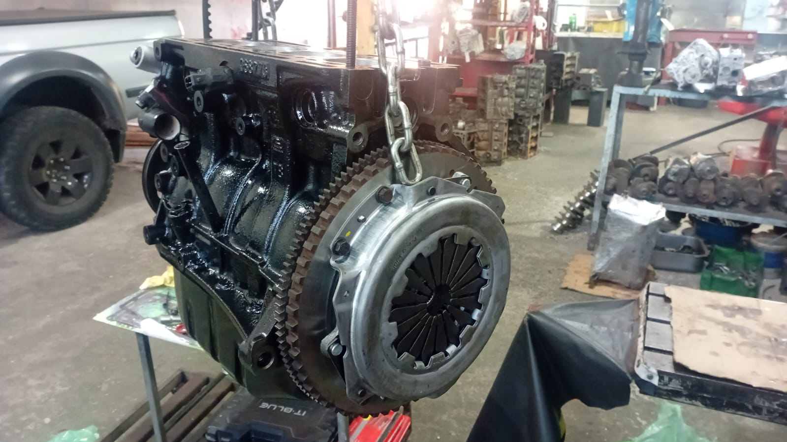 Motor pronto e finalizado suspenso por corrente